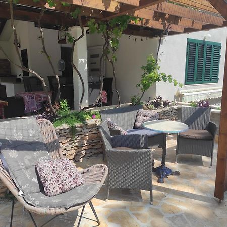 Obiteljska Kuca Za Odmor Futura Villa มิลนา ภายนอก รูปภาพ