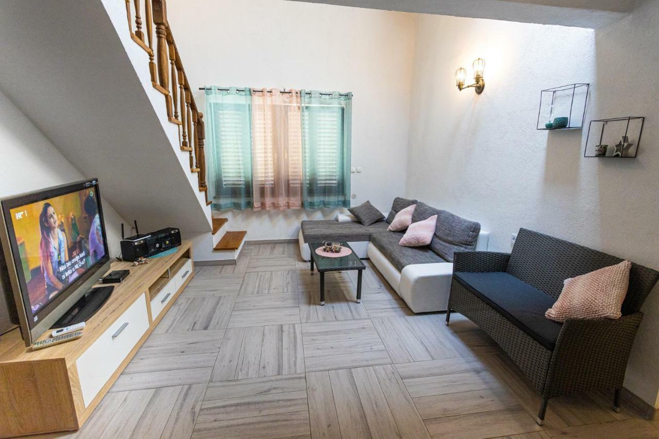 Obiteljska Kuca Za Odmor Futura Villa มิลนา ภายนอก รูปภาพ